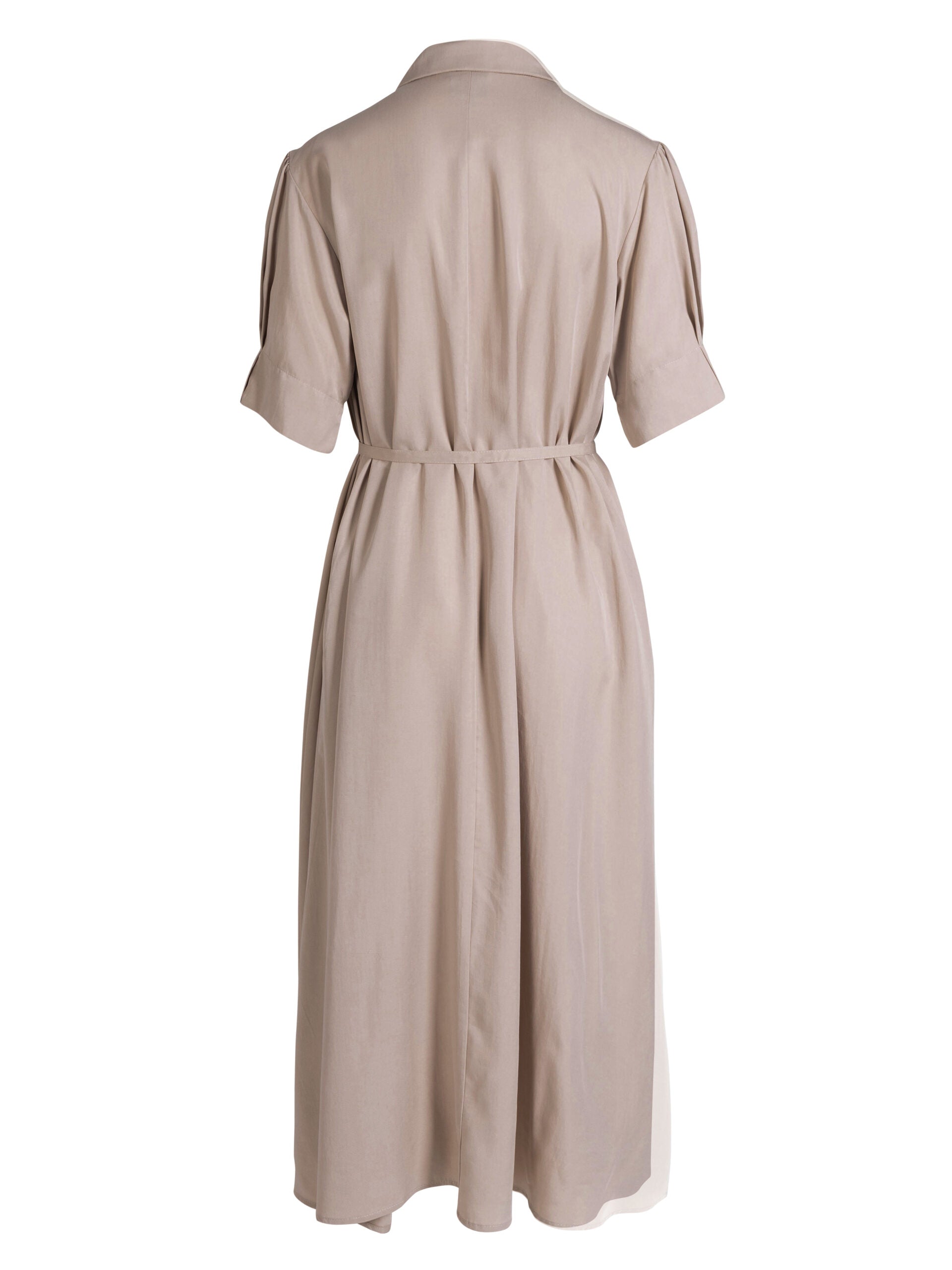 ryggen af kortærmet beige kjole med krave, diskret knaplukning og bindebånd i taljen. NÜ Ymke Dress-6 Seasand 8327-26