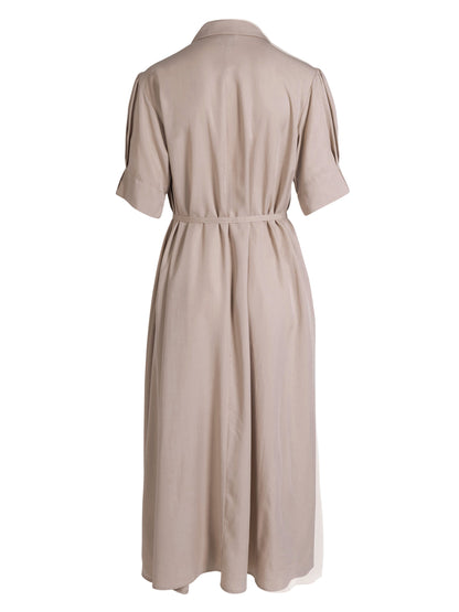 ryggen af kortærmet beige kjole med krave, diskret knaplukning og bindebånd i taljen. NÜ Ymke Dress-6 Seasand 8327-26