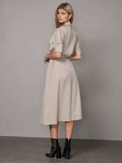 model fra siden med kortærmet beige kjole med krave, diskret knaplukning og bindebånd i taljen. NÜ Ymke Dress-6 Seasand 8327-26