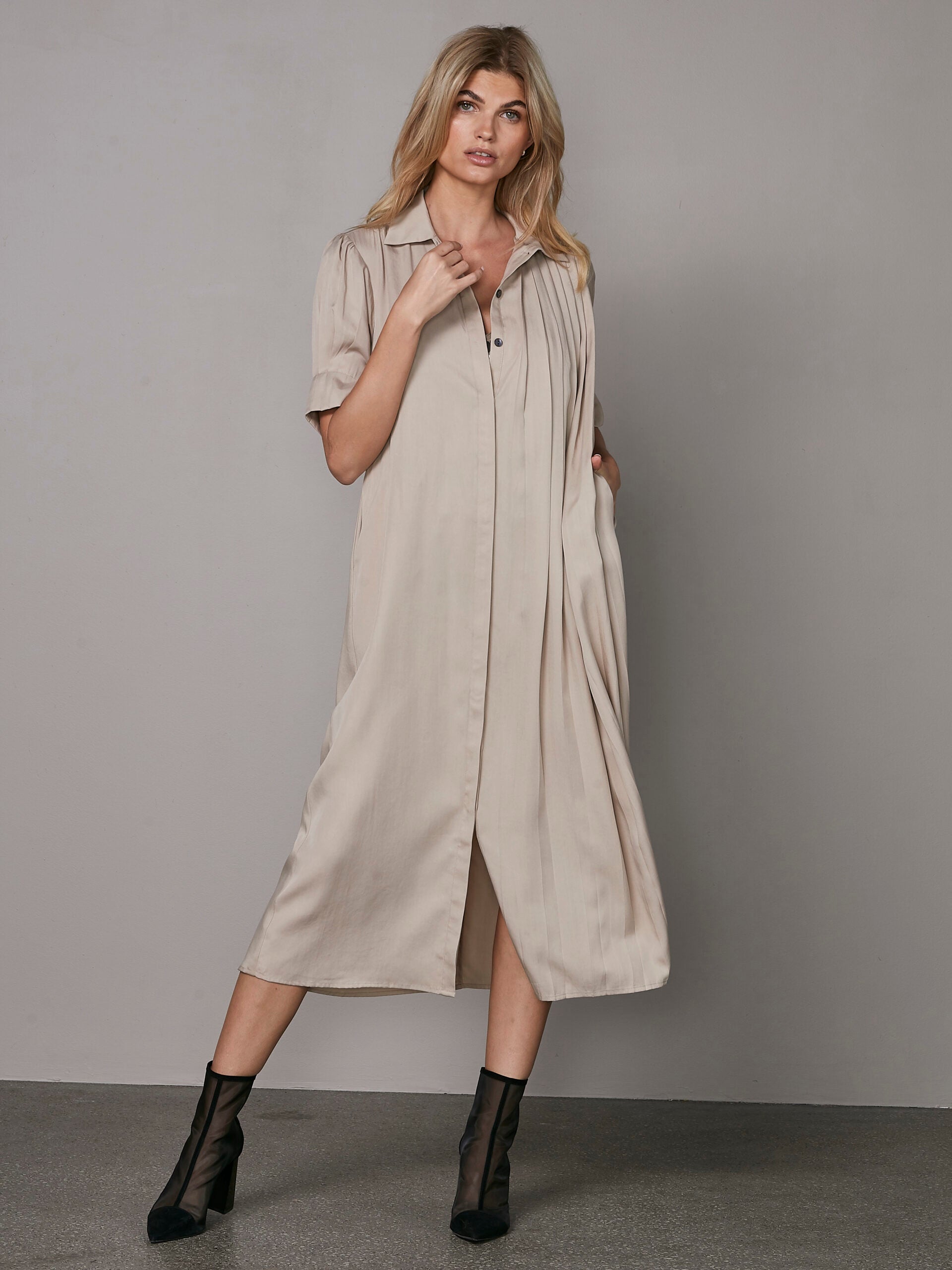 model med kortærmet beige kjole med krave og diskret knaplukning. NÜ Ymke Dress-6 Seasand 8327-26