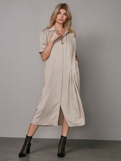 model med kortærmet beige kjole med krave og diskret knaplukning. NÜ Ymke Dress-6 Seasand 8327-26