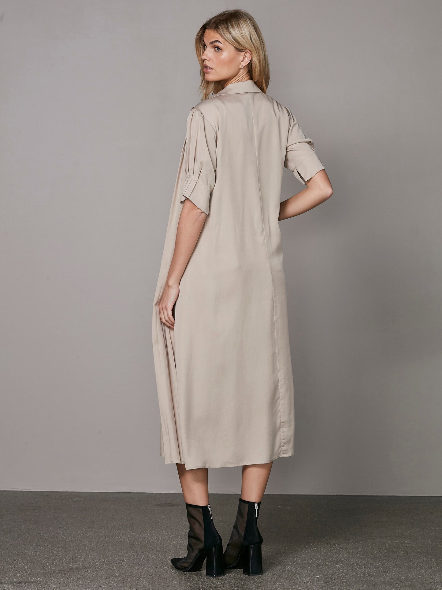 model fra siden med kortærmet beige kjole med krave og diskret knaplukning. NÜ Ymke Dress-6 Seasand 8327-26