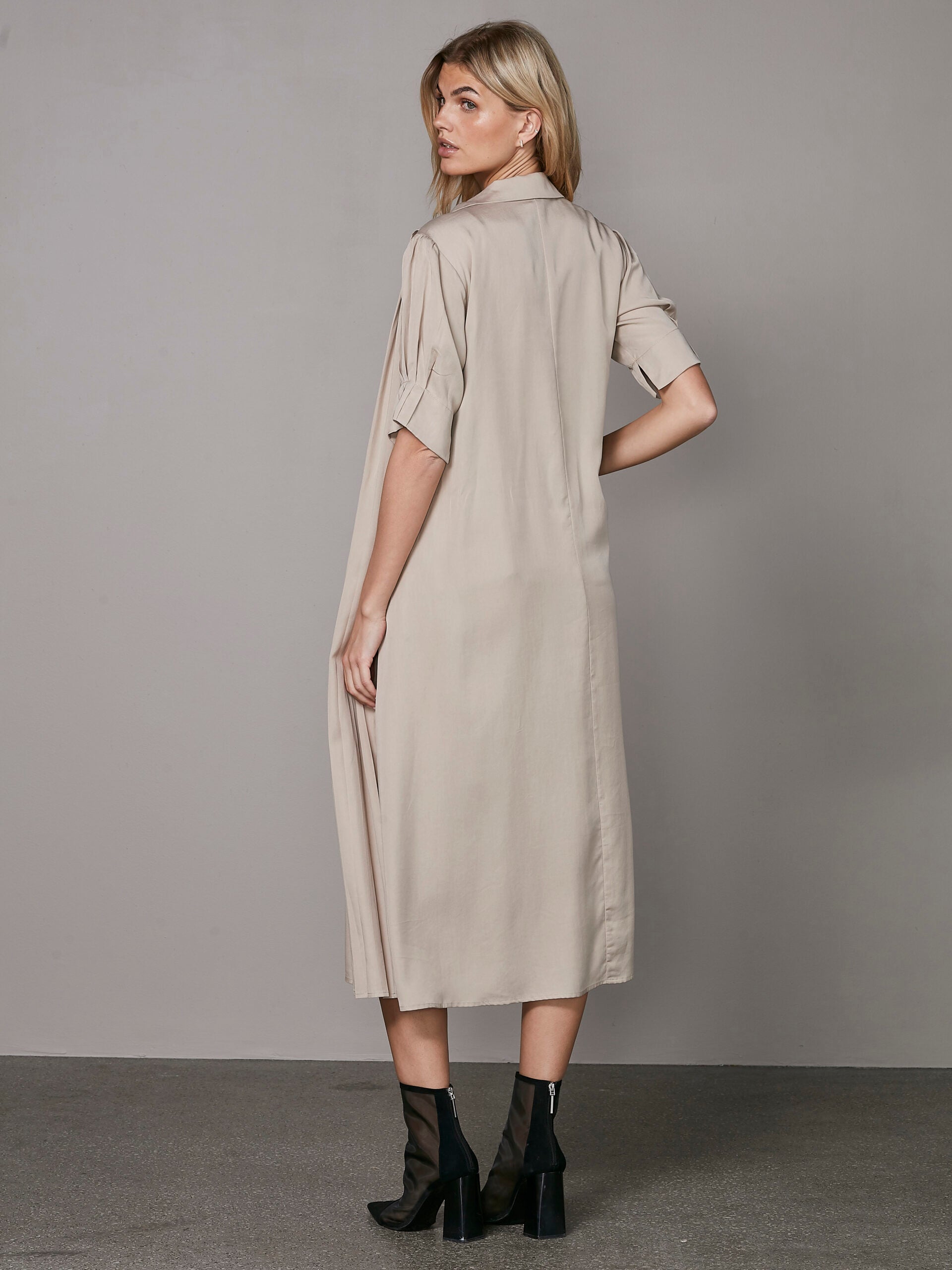 model fra siden med kortærmet beige kjole med krave og diskret knaplukning. NÜ Ymke Dress-6 Seasand 8327-26