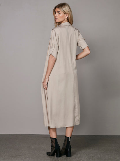 model fra siden med kortærmet beige kjole med krave og diskret knaplukning. NÜ Ymke Dress-6 Seasand 8327-26