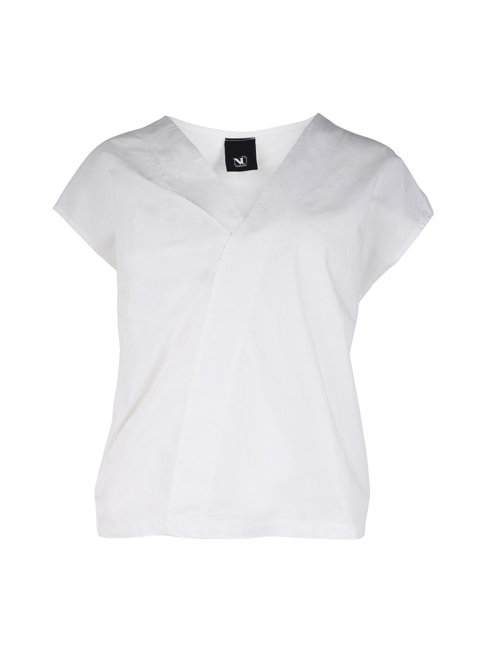 hvid t-shirt med korte ærmer og v-hals. NÜ Yelda Blouse Creme 8328-44