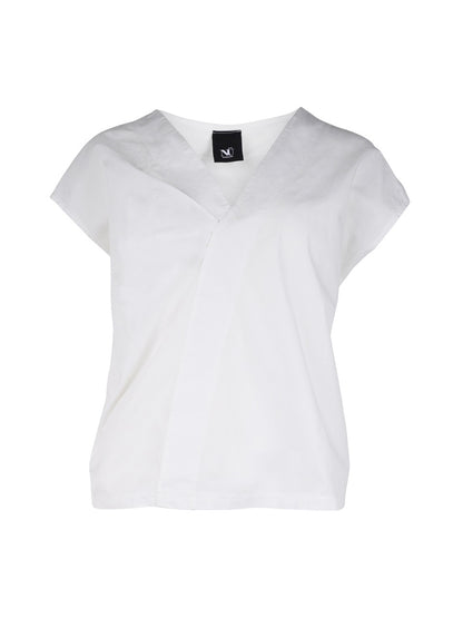 hvid t-shirt med korte ærmer og v-hals. NÜ Yelda Blouse Creme 8328-44