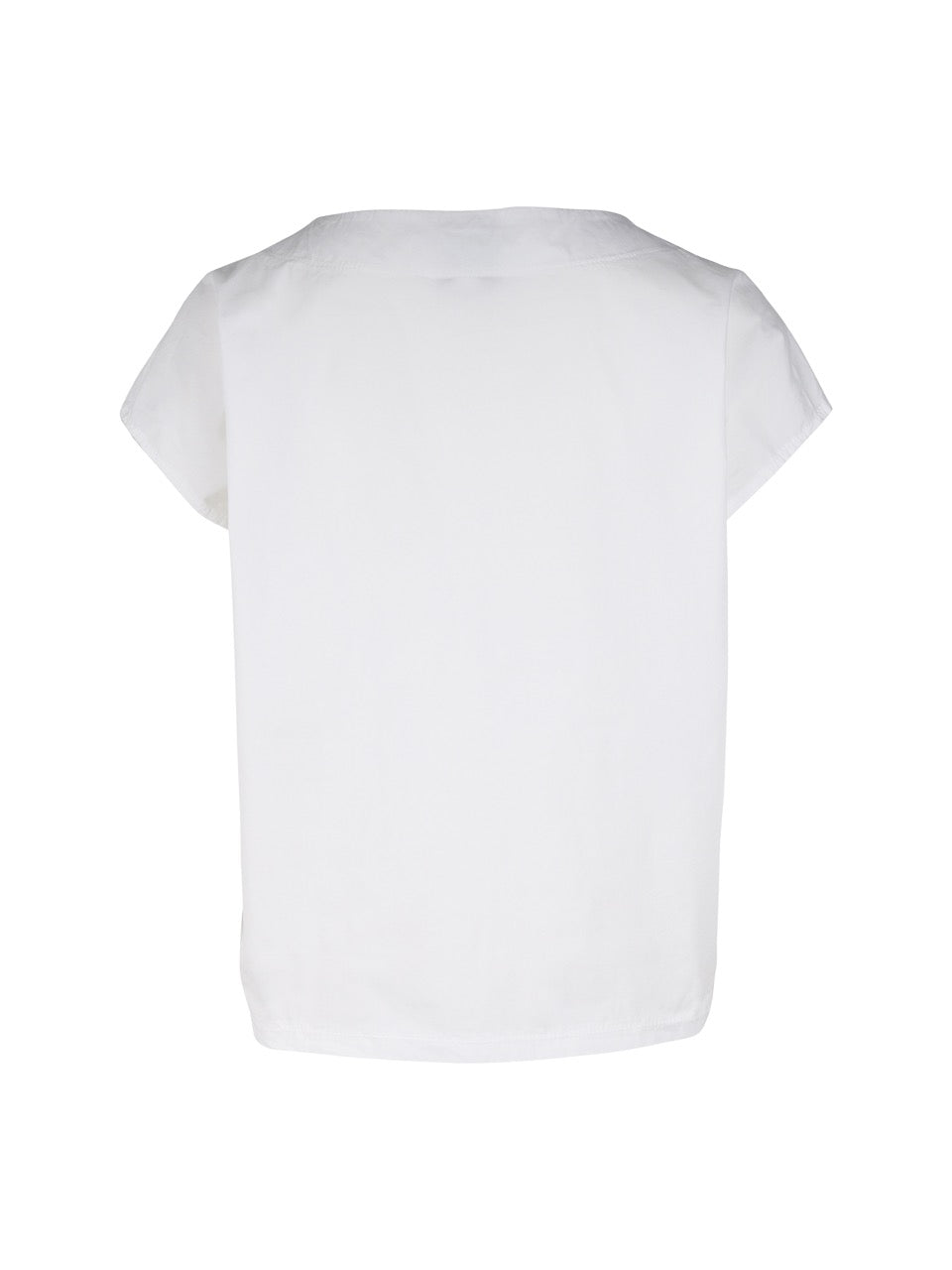 ryggen af hvid t-shirt med korte ærmer og v-hals. NÜ Yelda Blouse Creme 8328-44