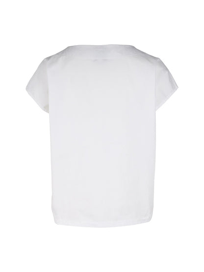 ryggen af hvid t-shirt med korte ærmer og v-hals. NÜ Yelda Blouse Creme 8328-44