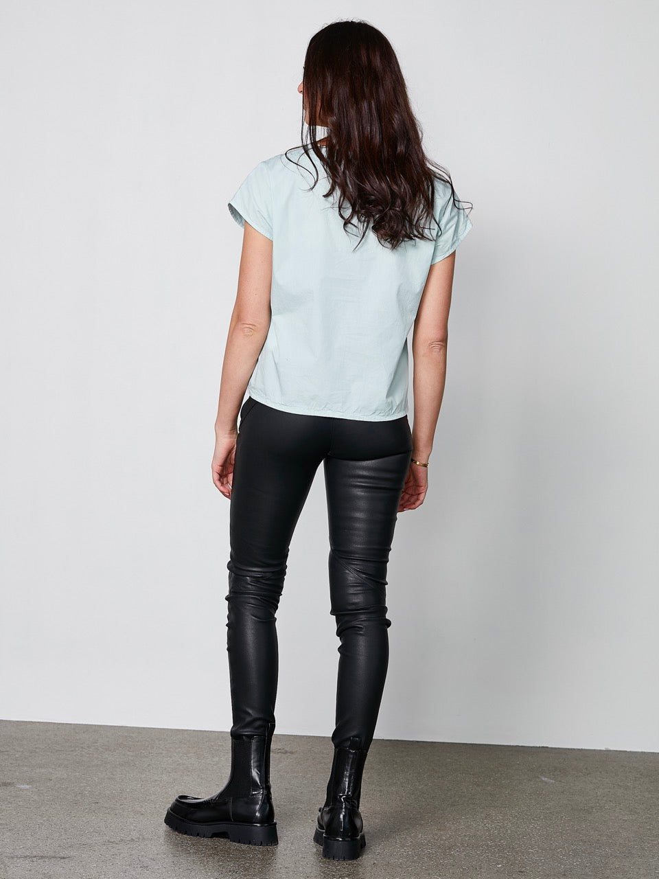 ryggen af model med kortærmet blå mintfarvet t-shirt med v-hals. NÜ Yelda Blouse BLUE MINT 8328-44