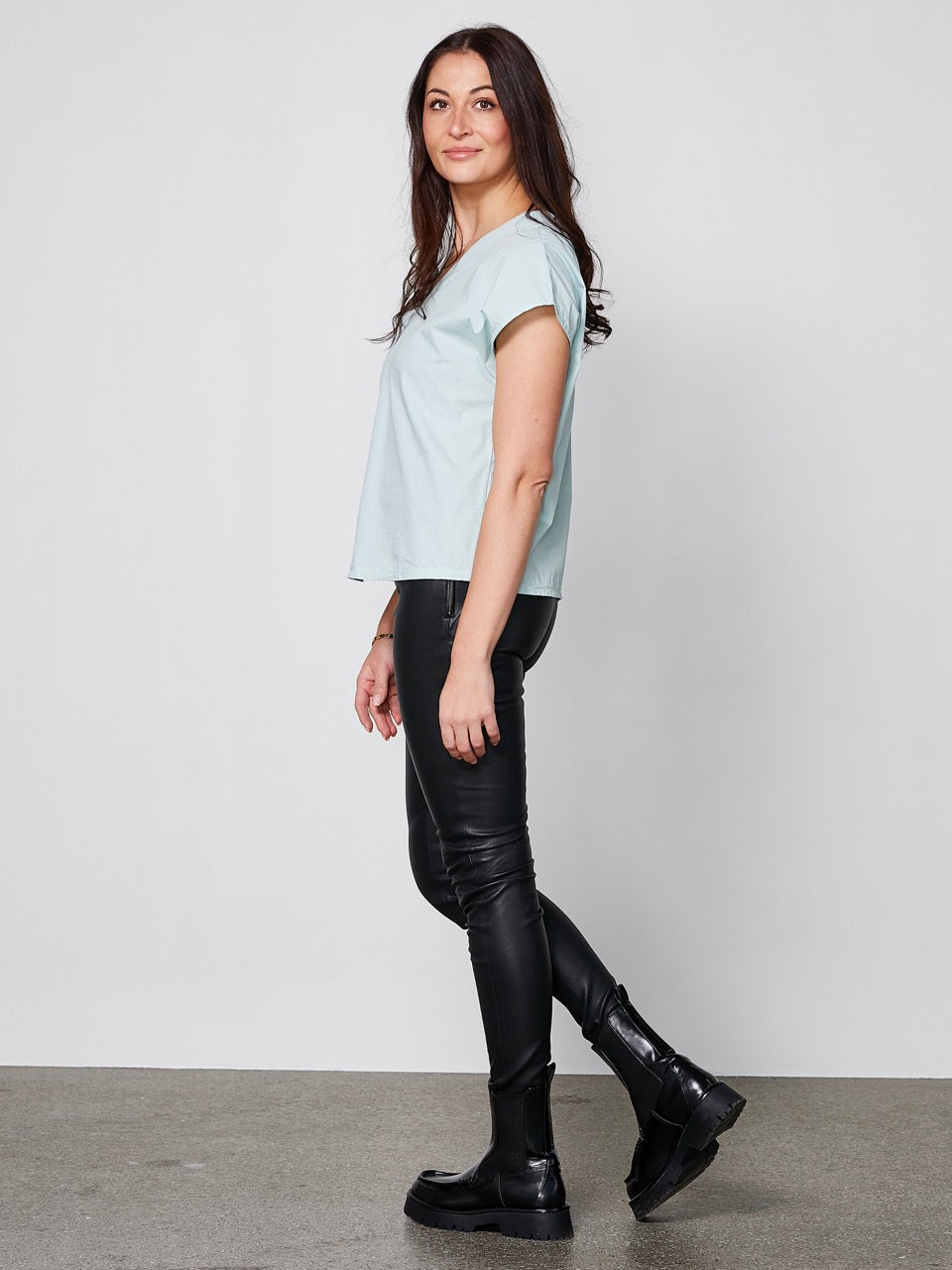 siden af model med kortærmet blå mintfarvet t-shirt med v-hals. NÜ Yelda Blouse BLUE MINT 8328-44