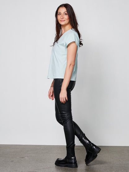siden af model med kortærmet blå mintfarvet t-shirt med v-hals. NÜ Yelda Blouse BLUE MINT 8328-44