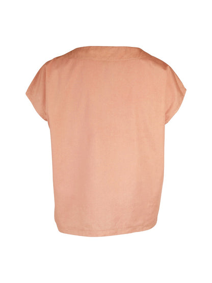 ryggen af ferskenfarvet t-shirt med korte ærmer og v-hals. NÜ Yelda Blouse Peach puff 8328-44