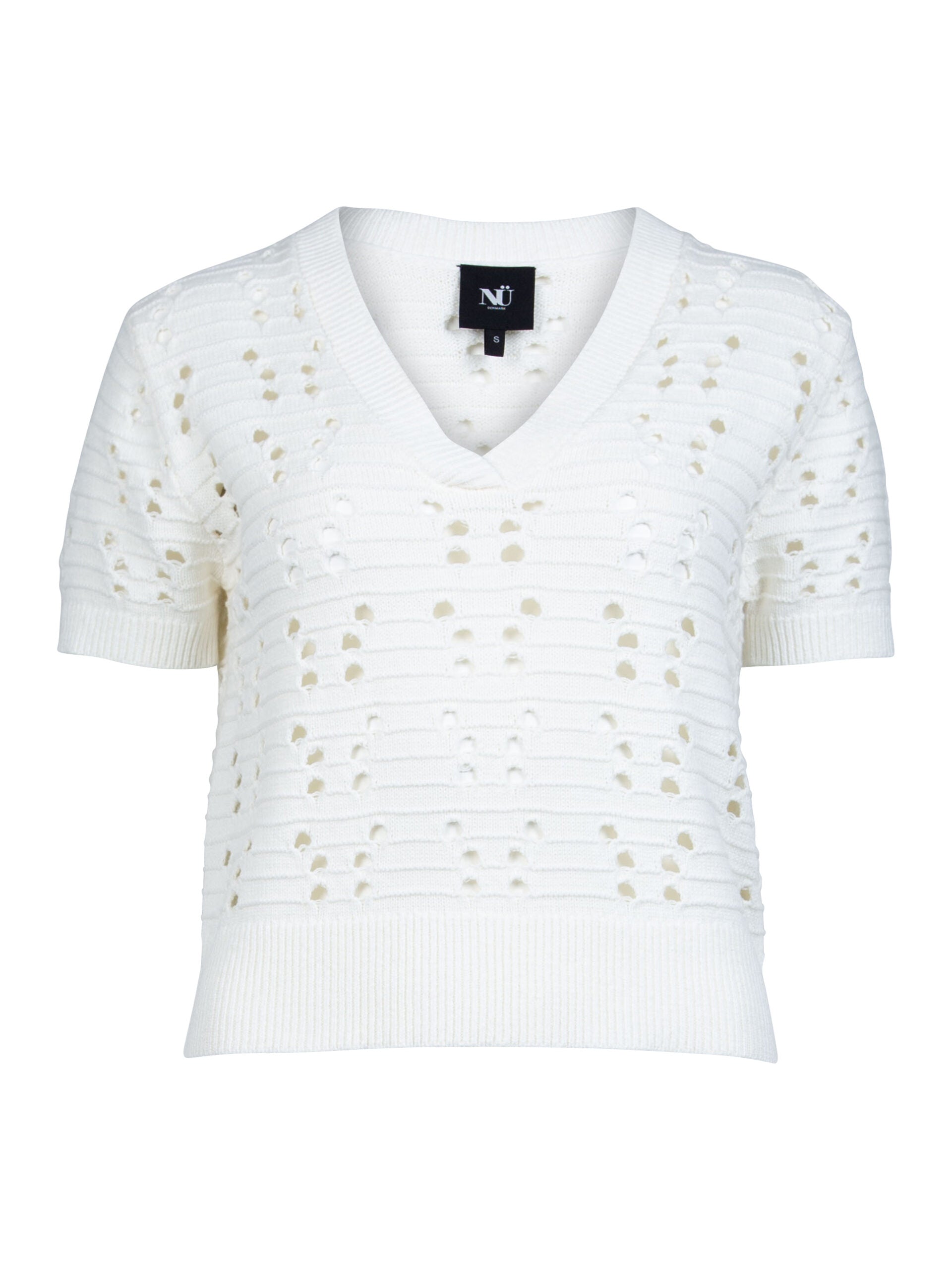 kortærmet strikket hvid t-shirt med hullet mønster og v-hals. NÜ Yaffa Blouse Creme 8334-50