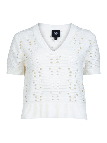 kortærmet strikket hvid t-shirt med hullet mønster og v-hals. NÜ Yaffa Blouse Creme 8334-50