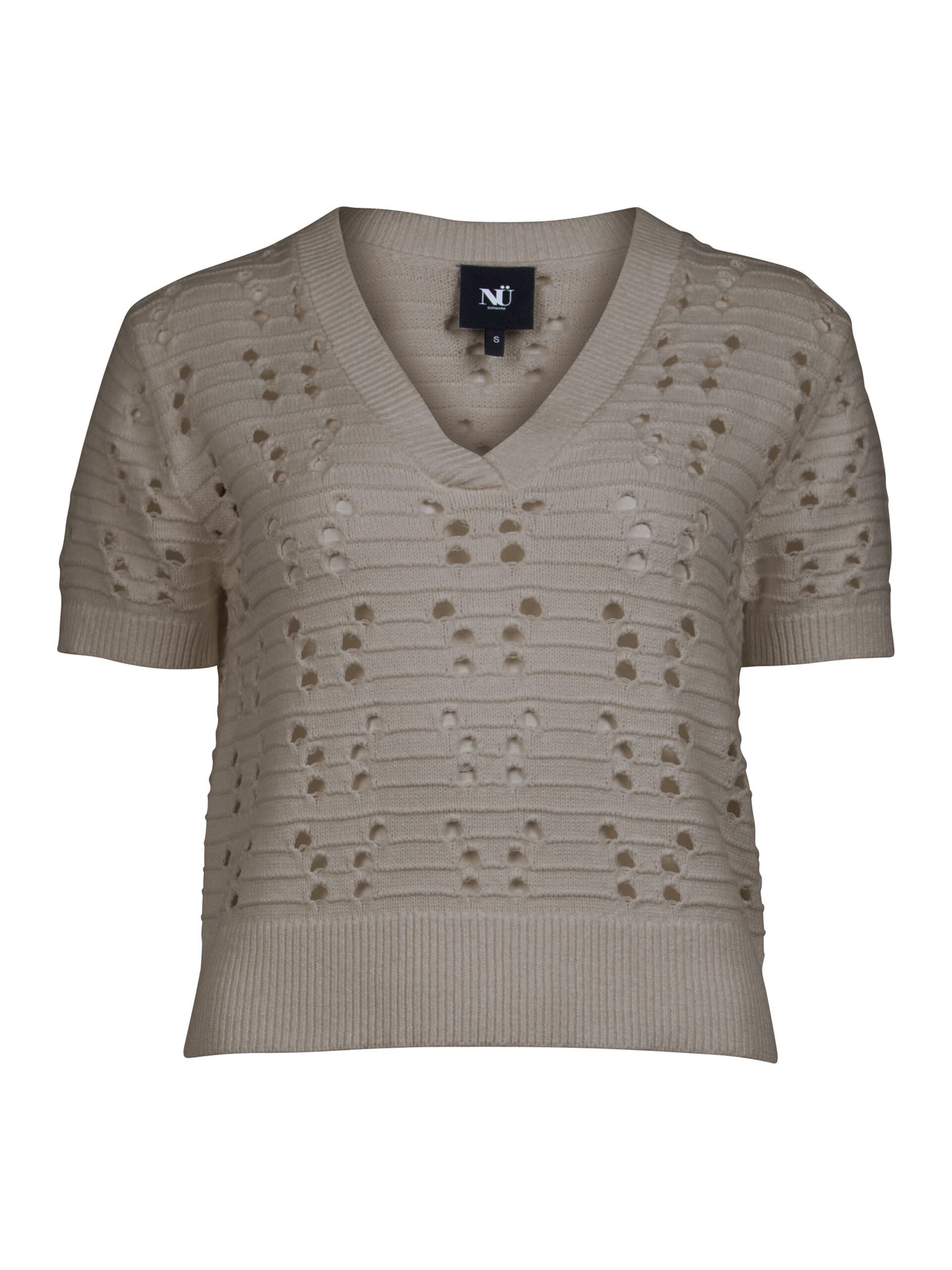 kortærmet strikket brun t-shirt med hullet mønster og v-hals. NÜ Yaffa Blouse Mud 8334-50