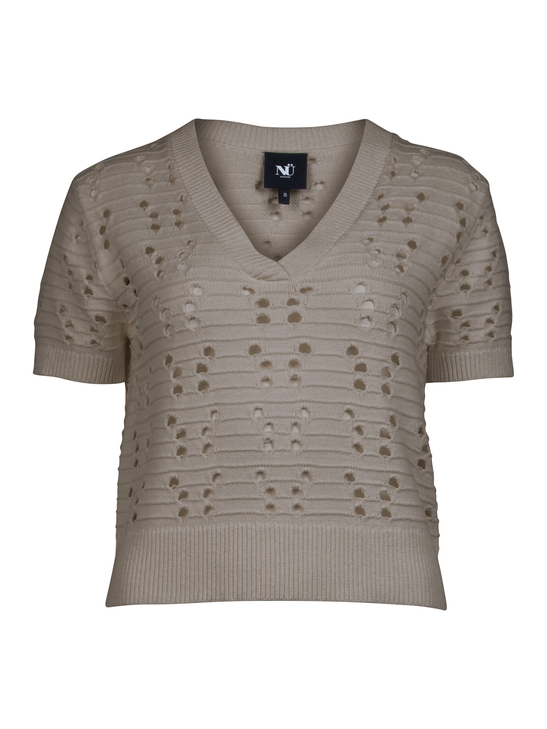 kortærmet strikket brun t-shirt med hullet mønster og v-hals. NÜ Yaffa Blouse Mud 8334-50