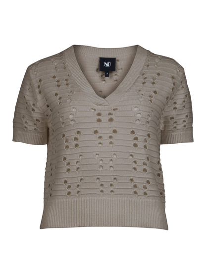kortærmet strikket brun t-shirt med hullet mønster og v-hals. NÜ Yaffa Blouse Mud 8334-50