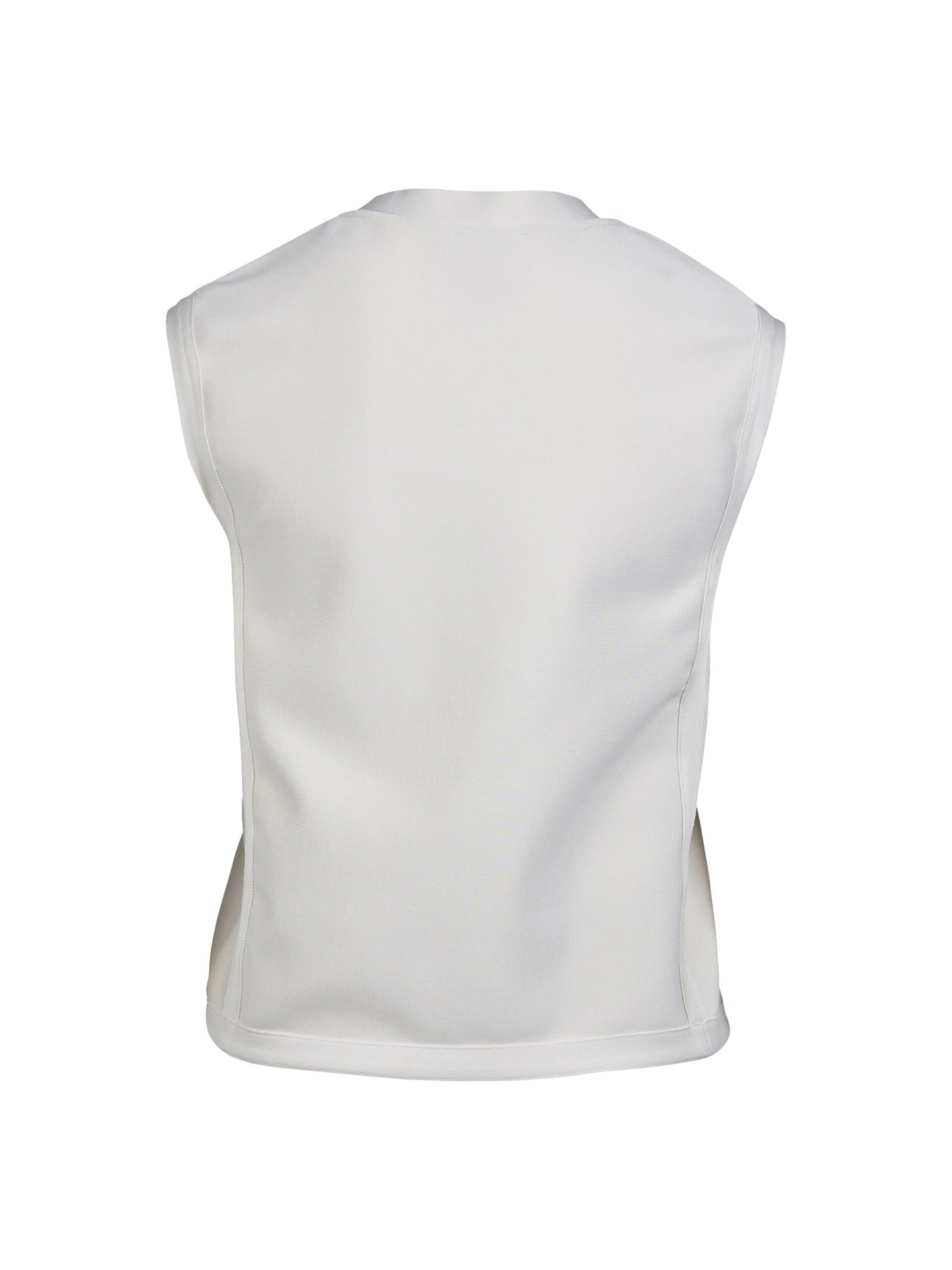 ryggen af hvid top uden ærmer med brede kanter og diskret mønster på brystet. NÜ Yonna Blouse Bone 8347-56