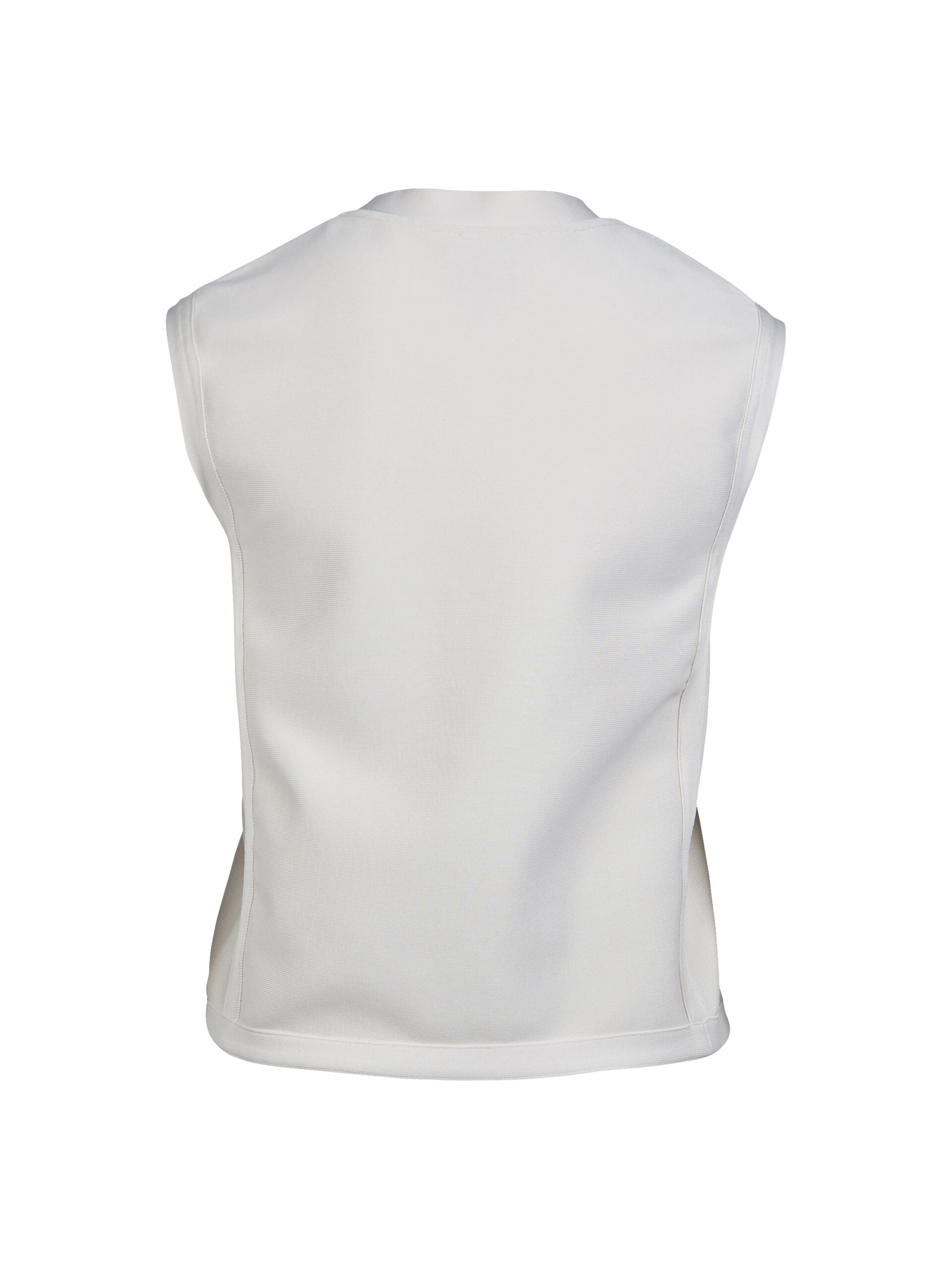 ryggen af hvid top uden ærmer med brede kanter og diskret mønster på brystet. NÜ Yonna Blouse Bone 8347-56