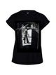 sort t-shirt med rund hals og print foran. NÜ Yanisa Tee PHOTO Black 8350-52