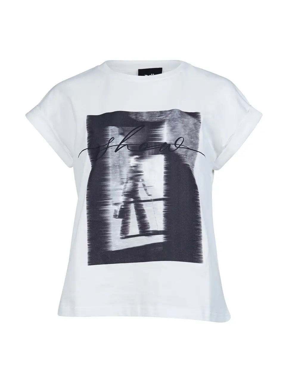 kortærmet hvid t-shirt med print foran og rund hals. NÜ Yanisa Tee PHOTO Creme 8350-52