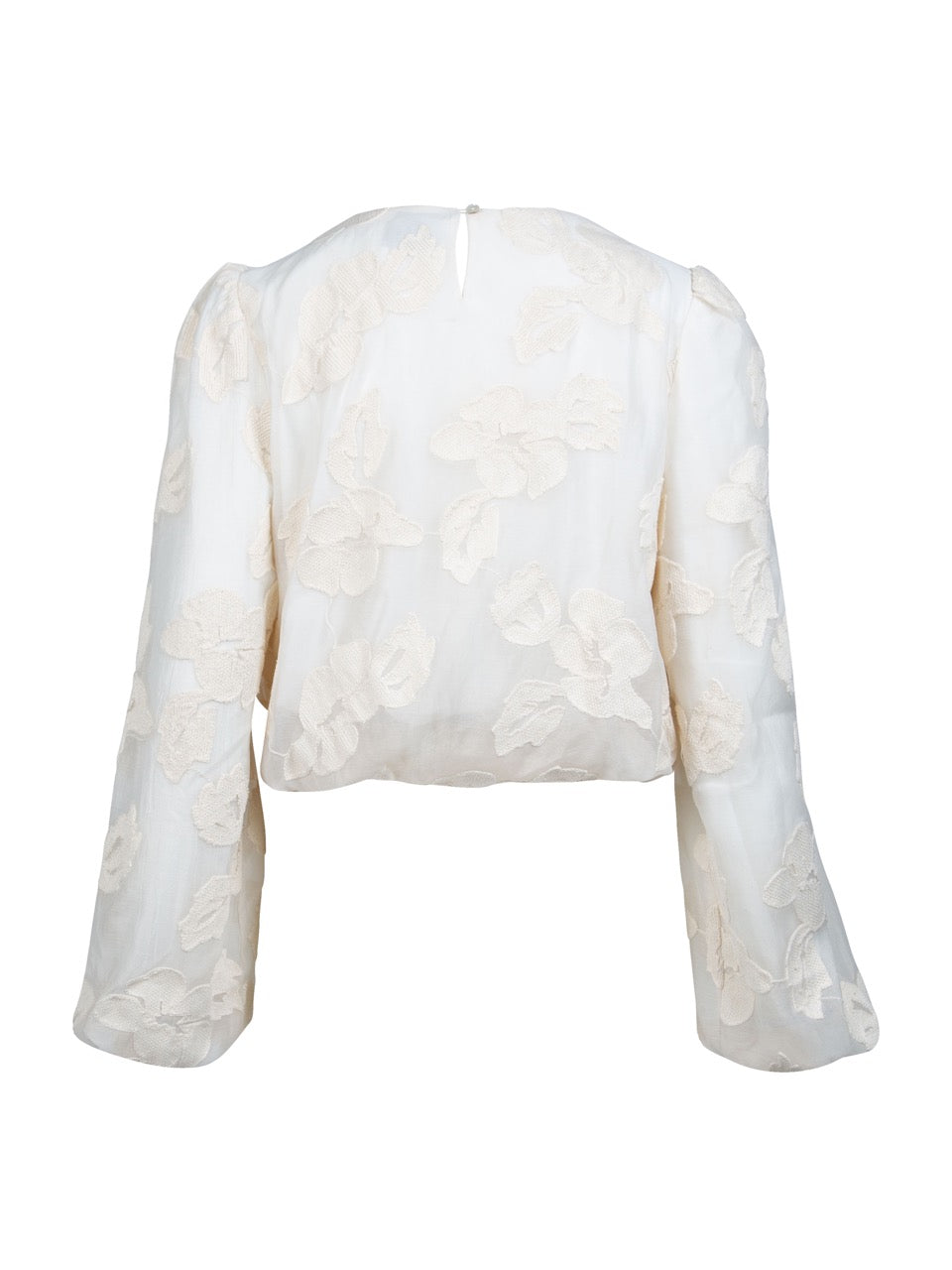 ryggen af langærmet hvid bluse med rund hals, broderet blomsterdetaljer og ballonærmer. NÜ Yan Blouse creme 8353-50