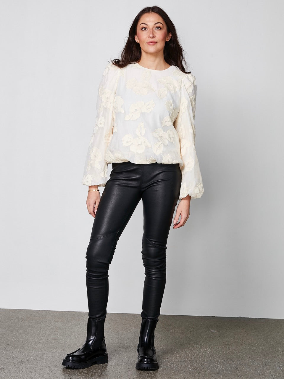 model med langærmet hvid bluse med rund hals, broderet blomsterdetaljer og ballonærmer. NÜ Yan Blouse creme 8353-50