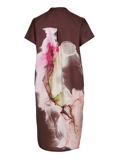 ryggen af kortærmet kjole med print og løs pasform. NÜ Zoya kjole Grape Mix