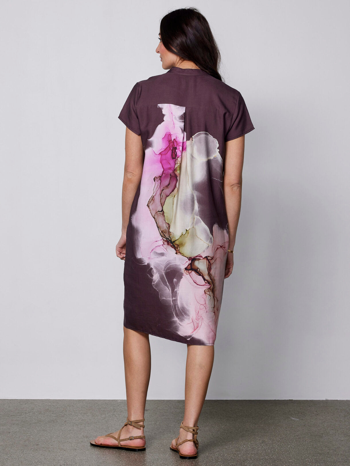 ryggen af model med kortærmet kjole med print og løs pasform. NÜ Zoya kjole Grape Mix