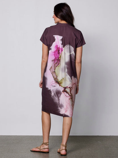 ryggen af model med kortærmet kjole med print og løs pasform. NÜ Zoya kjole Grape Mix