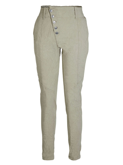 lyse army bukser med asymmetrisk knaplukning foran. NÜ Asta Trille Trousers Army