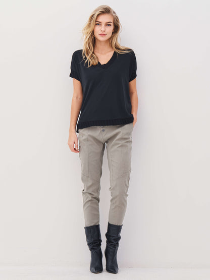 model med lyse army bukser med asymmetrisk knaplukning foran. NÜ Asta Trille Trousers Army