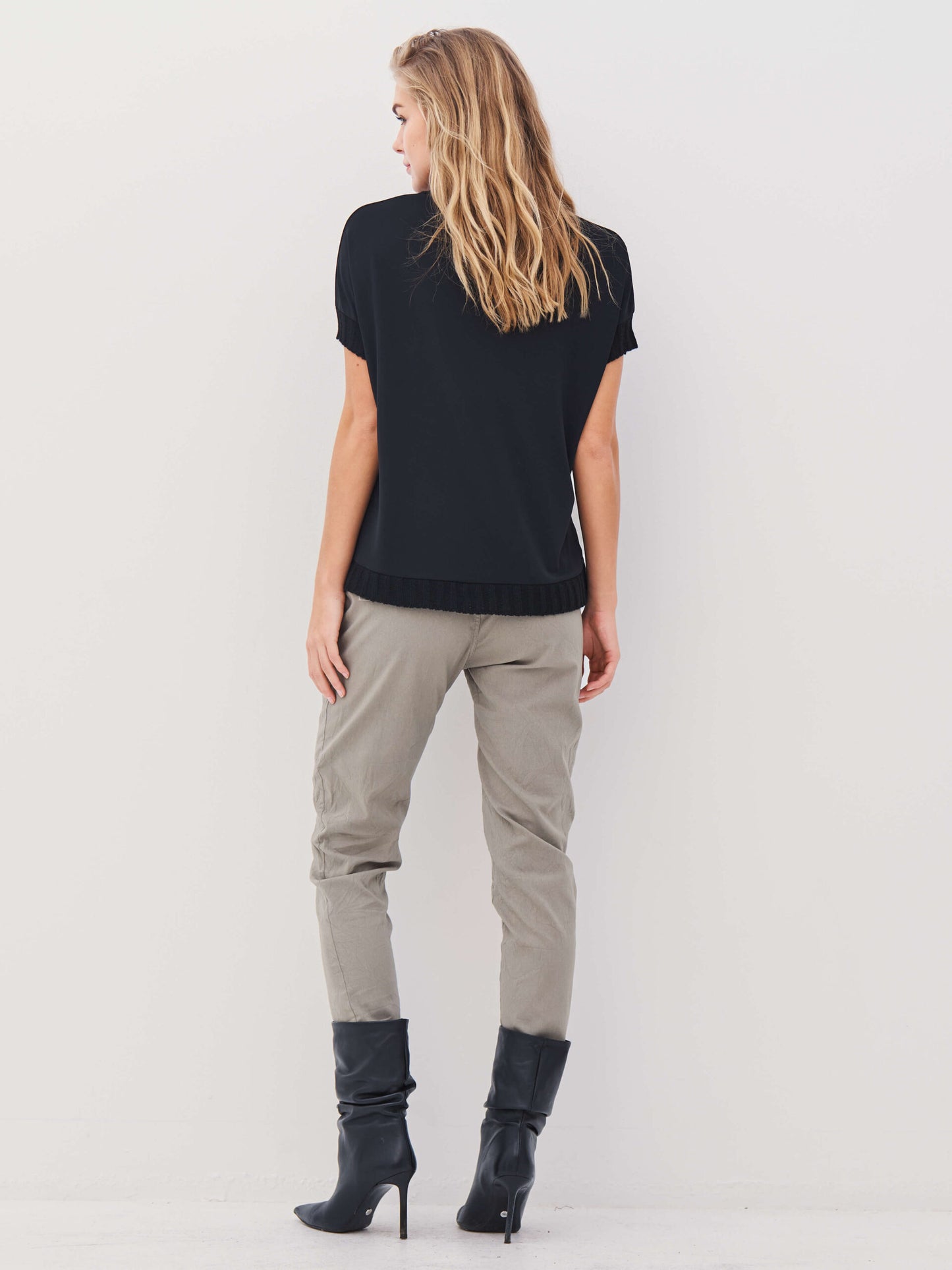 ryggen af model med lyse army bukser med asymmetrisk knaplukning foran. NÜ Asta Trille Trousers Army