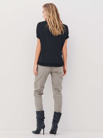 ryggen af model med lyse army bukser med asymmetrisk knaplukning foran. NÜ Asta Trille Trousers Army