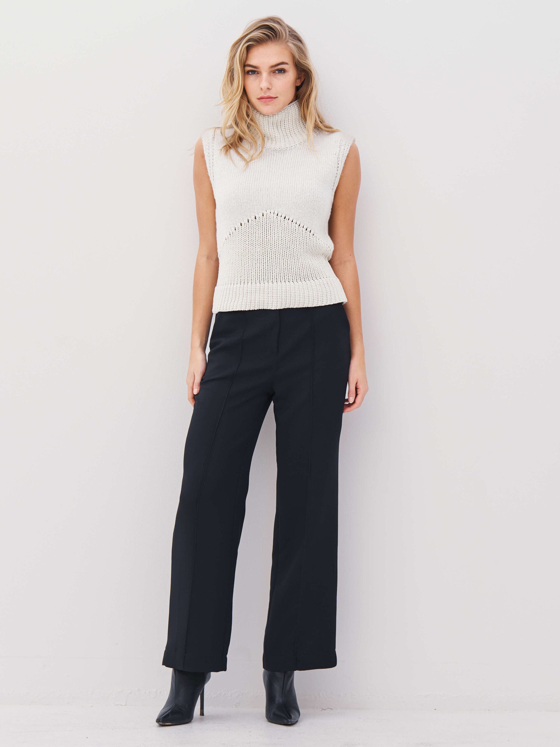 model med hvid strikvest med høj krave. NÜ Alexa Top knit Bone