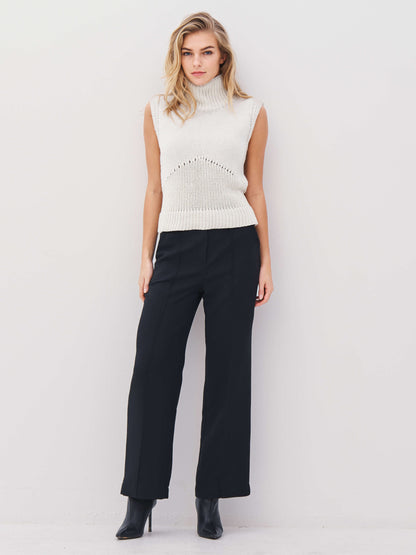 model med hvid strikvest med høj krave. NÜ Alexa Top knit Bone