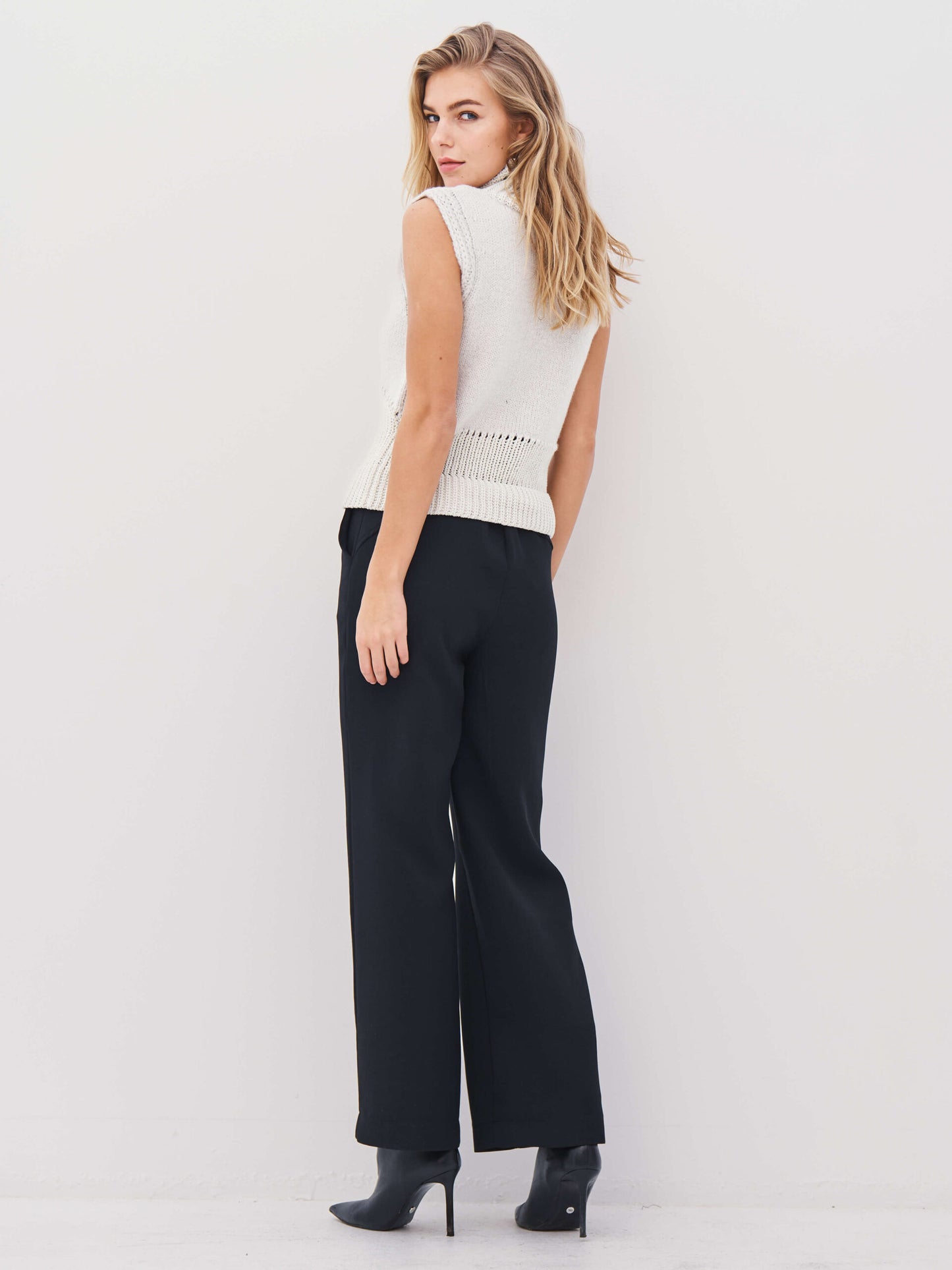 model fra siden med hvid strikvest med høj krave. NÜ Alexa Top knit Bone