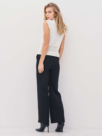 model fra siden med hvid strikvest med høj krave. NÜ Alexa Top knit Bone