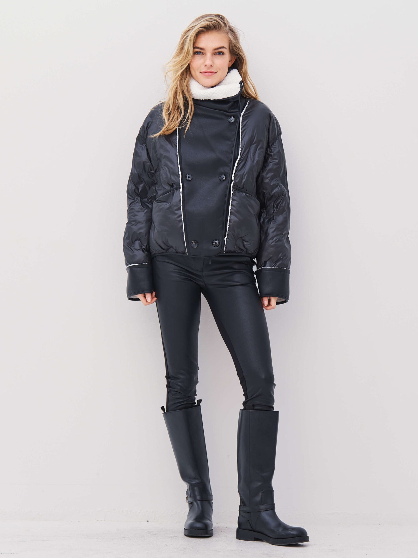 model med kort sort jakke i pufferstil med teddykrave. NÜ Arisa Jacket Black