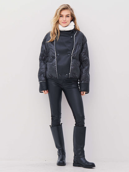 model med kort sort jakke i pufferstil med teddykrave. NÜ Arisa Jacket Black