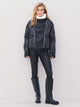 model med kort sort jakke i pufferstil med teddykrave. NÜ Arisa Jacket Black