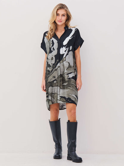 model med kjole med print. NÜ Abbi Tunic Dress Army Mix