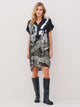 model med kjole med print. NÜ Abbi Tunic Dress Army Mix