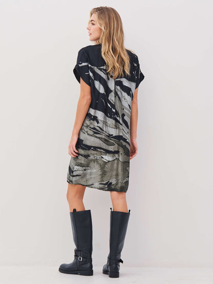 ryggen af model med kjole med print. NÜ Abbi Tunic Dress Army Mix