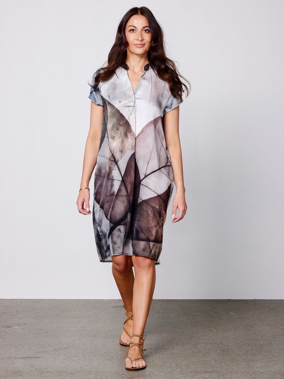 model med mønstret kjole med bladprint i naturfarver. NÜ Aia Dress s/s Bone mix