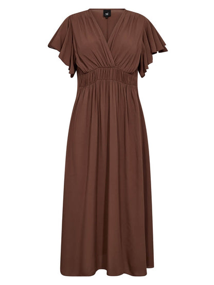 brun kjole med korte flæsearmer og v-hals. NÜ Ana Dress Cappuccino