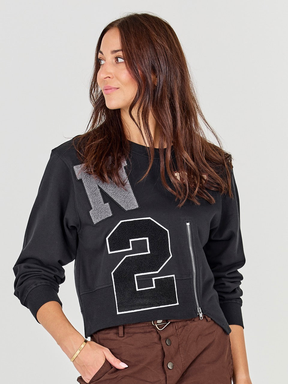 model med sort sweatshirt med lynlås og broderi. NÜ Asis Sweat Black