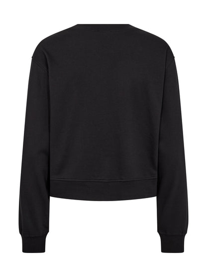 ryggen af sort sweatshirt med lynlås og broderi. NÜ Asis Sweat Black