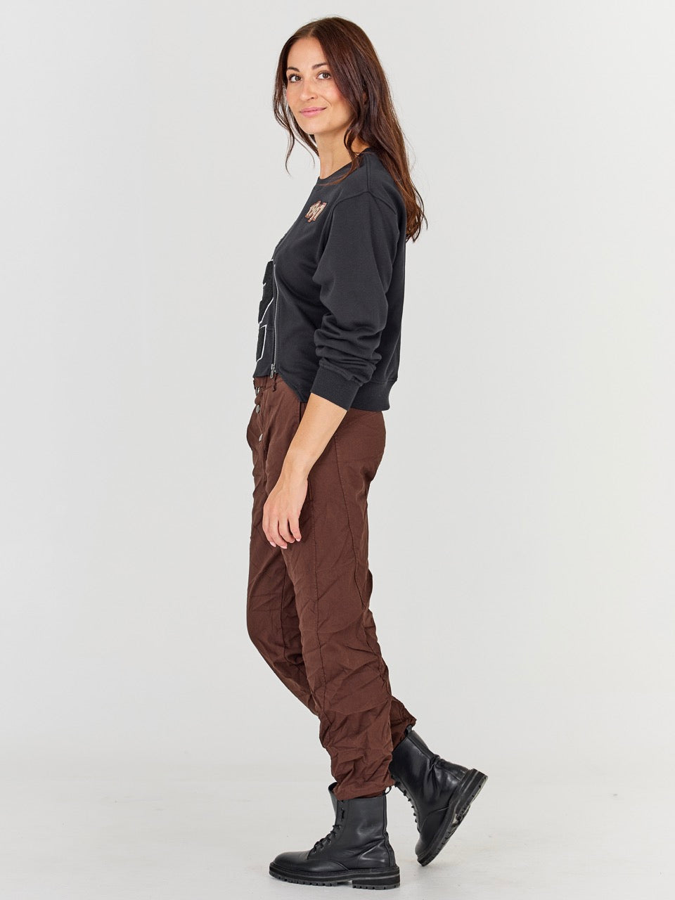 model fra siden med sort sweatshirt med lynlås og broderi. NÜ Asis Sweat Black