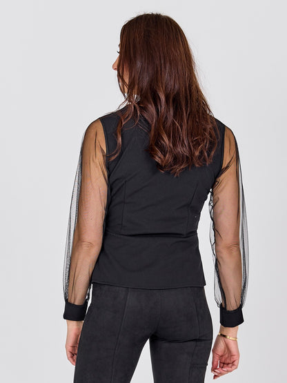 ryggen af model med sort bluse med vhals og transparante ærmer. NÜ Bao Blouse Black